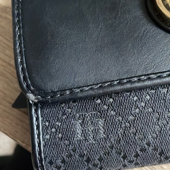 Tommy Hilfiger Mid Size Wallet - Picture 14 of 14